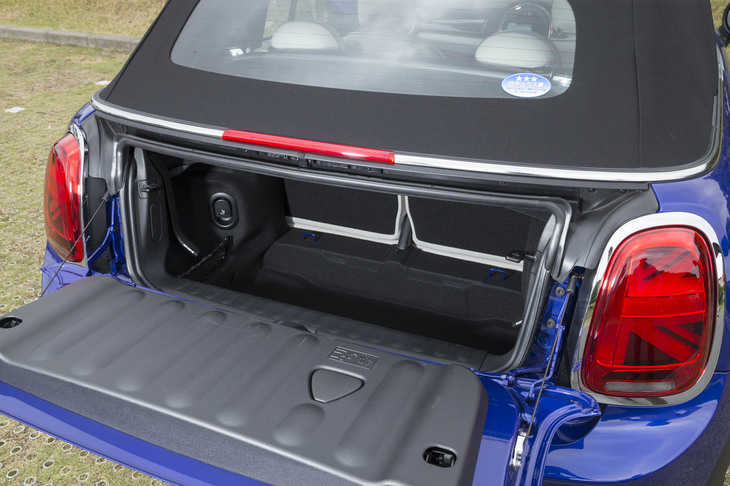 荷室の容量は、ソフトトップを閉じたとき(写真)が215リッター、開けたときが160リッター。トランクリッドは下に開くため、荷物は押し込むように収納する。