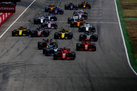 スタートでトップを守ったセバスチャン・ベッテルのフェラーリ(写真先頭)。この後ファステストラップを連発しリードを築くことになる。ベッテルのレースは順調に始まっていた。(Photo=Ferrari)