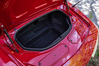 ボディー後部に備わる荷室の容量は、ベース車と同様に130リッター。ボディーは拡大されているが、開口部や内部形状は「ロードスター」のままになっている。