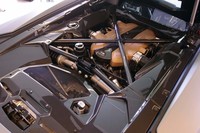 こちらは、エンジンルーム内に縦置きされた「アヴェンタドールLP780-4ウルティメ」のパワーユニット。写真は右奥がキャビン側で、左手前がリアエンド。