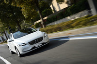 都心の道を行く「ボルボV40 D4」。上級グレード「インスクリプション」のエクステリアは、クロームのグリルやサイドウィンドウモールでドレスアップされている。