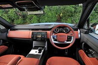 「SV」グレードでは、インテリア/エクステリアともに「SVイントレピッド」「SVセレニティー」の2つのデザインテーマが用意されており、選んだテーマに応じてクルマのイメージが大きく変わる。試乗車にはスポーティーなSVイントレピッドが採用されていた。