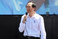 モータースポーツにおけるルノーの歴史と、「ルーテシアR.S.18」の特徴について説明する、ルノー・ジャポンの大極 司社長。