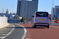 走行時に静かであるというのは、EVならではの大きなメリット。車内で音楽や同乗者との会話を楽しむもよし、車外の音に耳を澄ませるもよし。豊かなクルマとのかかわりを実感できる。