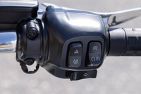 ライドモードの切り替えやトラクションコントロールのオン/オフは、右のスイッチボックスで操作する。