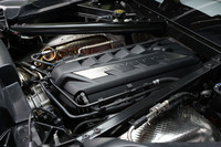 502PSの最高出力を発生する6.2リッターV8 OHVエンジン「LT2」。筒内直接燃料噴射機構や可変バルブタイミング機構、気筒休止システムなどを備えたモダンなユニットだ。