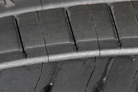 各部のサイプ(細溝)は、断面の途中に3次元のM字型の切れ込みを入れた「3D-M字サイプ」となっており、制動時のブロックの倒れ込みを抑制することで、高い耐摩耗性を実現している。