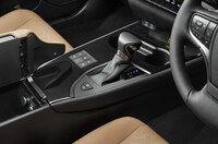 「レクサスUX」の改良モデル発売 “すっきりと奥深い走り”をさらに追求の画像