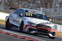 ツーリングカーレースのTCR規格に沿って開発された「RS 3 LMS」は、駆動方式が4WDからFFに変更されている。篠原選手いわく「予選などでの“一発”の速さ、力強さが持ち味」とのこと。