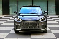 レクサスの新しいフロントフェイス「ユニファイドスピンドル」が用いられた「LBX」。この意匠は、北米専売モデル「TX」など、レクサスの各最新モデルに取り入れられている。