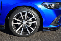 軽量・高剛性な鍛造アルミホイール「FS10」。ベース車のホイールより、1本あたり4kgもの軽量化を実現している。
