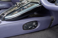 シートの電動調整スイッチはシート本体でもドアパネルでもなくセンタートンネルに備わっている。