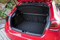 荷室は従来型よりも奥行きが115mm、幅が225mmそれぞれ拡大し、容量は29リッターアップの370リッターとなっている。開口部の幅も200mm広くなった。