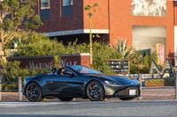 「ヴァンテージ ロードスター」の最高速は306km/h。0-100km/hの加速タイムは3.8秒と公表される。