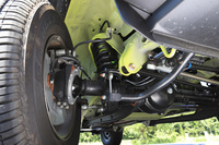 悪路走破性能を第一とした足まわり。サスペンション形式は前後ともに3リンクリジッドアクスル式で、凹凸のある路面でも優れた接地性と大きな対地クリアランスを実現している。