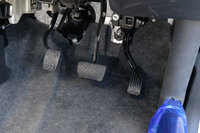 運転席の足元に備わるABCペダル。クラッチは一般的な乾式単板ダイヤフラムスプリング式。操作感は重めでつながりも唐突なため、スムーズに発進、変速するには、ややコツがいる。