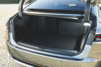 ユーティリティー関連でのHEVとFCEVのちがいとしては、トランクルームの形状が挙げられる。前者は容量が450リッターで9.5インチゴルフバッグを3個積めるとされているのに対し、後者の容量は400リッターで、ゴルフバッグは2個しか積めないとされる。(写真:山本佳吾)