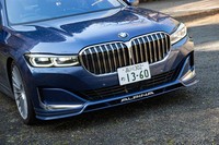上下に2分割されて「ALPINA」ロゴが添えられたフロントバンパーがアルピナオリジナル。とはいえ、エクステリアにおけるアルピナらしさの主張は控えめだ。