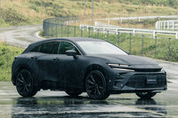 前輪の切れ角もあるので単純比較はできないが、「クラウン スポーツ」ではバンパーリップやフォグランプまわりの張り出しもあって、実寸以上に「ポルシェ・マカン」よりフロントオーバーハングが長く見える。(写真:山本佳吾)