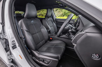 アルピーヌエンブレムの刺しゅうとフランス国旗を想起させるタグ、3色のステッチを採用したフロントシート。