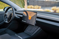 シンプルを極めた「テスラ・モデル3」のインテリア。操作系はことごとくタッチスクリーンに統合されている。