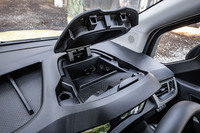 メーターフード上部にはインストゥルメントパネルアッパーボックスと呼ばれる小物入れが設置されている。USBソケットが2口備わるほか、別売アクセサリーを用いればスマートフォンが簡単に固定できる。