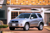 2代目「RAV4」は2000年5月に登場。早くも人気の軸が海外に移っており、世界初披露はジュネーブモーターショーだった。