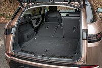 荷室の容量は591~1383リッター(ウエット計測)。ボディーサイズを考えれば十分な容量といえるだろう。