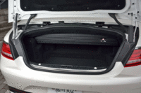 トランクルームの容量は、ルーフクローズ時が350リッターで、オープン時が250リッター。写真奥に見えるのは、ルーフの収納スペースと空間を分かつパネル。