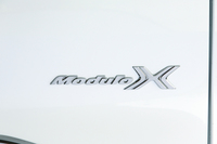 「モデューロX」とはホンダアクセスが手がけたコンプリートモデルであり、カスタマイズカーでありながら、通常のホンダディーラーで新車で購入することができる。