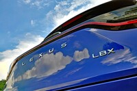 ボディーカラーは写真の「ディープアズールマイカメタリック」を含む全9色。「ブラックマイカ」を除く全色に、ルーフを黒で塗り分けるバイトーンカラーも用意される。