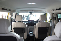 キャビンは広々としたラウンジのような雰囲気で、パッセンジャーの快適性と利便性向上のためにさまざまな工夫が施されている。小物入れが多く、多彩なシートアレンジが可能なのも「ID. Buzz」の特徴だ。