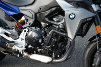 エンジンは「F850GS」のそれをベースとしたもので、ボアアップで排気量を40ccほど上げ、ピストンを鋳造から鍛造に変えるなどの改良を加えている。