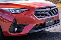 エクステリアデザインは5代目モデルの正常進化版といえそうなたたずまいで、面積が拡大されたフロントグリルが目を引く。ヘッドランプが薄くシャープになり、Aピラーへと続くボンネット左右の峰が強調されるのも新型の特徴だ。