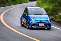 ボディーカラーは「131ラリー」をイメージしたブルーを基調に、ルーフとリップスポイラー、フェンダーアーチ、サイドスカート、リアスポイラーをブラック仕上げとした2トーンカラーが採用される。