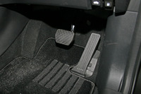 従来モデルに引き続いて採用されたオルガン式アクセルペダル