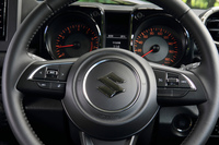 ステアリング機構は従来モデルと同じリサーキュレーティングボール式。新たにステアリングダンパーを採用することで路面からの入力を抑え、ステアリングホイールの振動を低減している。