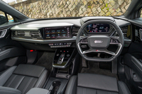 エッジの利いたデザインが特徴的なダッシュボード。大胆にドライバー側に向けられたセンタースクリーンが目立つ。