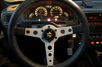 MAMAの販売車両である今回の「プジョー106」は、MOMOの本革巻きステアリングホイールやカロッツェリアのブルートゥース対応オーディオ、「ボルクレーシングTE37」ホイールなどでカスタマイズされていた。