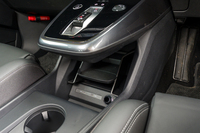 庇(ひさし)の下にはUSBタイプCポート(2つ)や12Vソケットなどが備わっている。階段状になった収納が使いやすい。