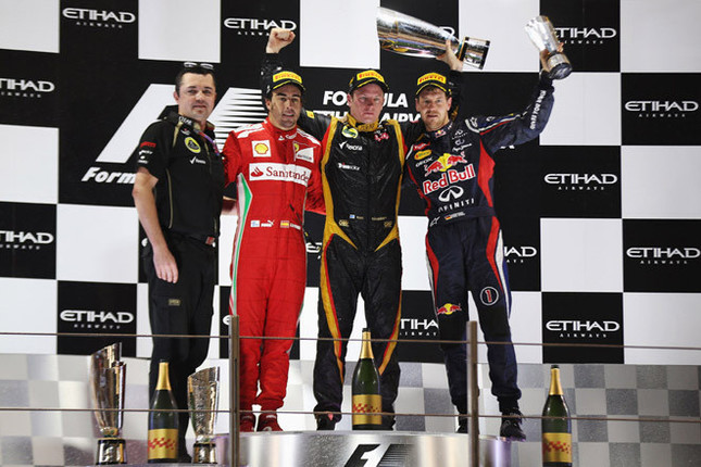 “トワイライト・レース”のアブダビGPを制したロータスのキミ・ライコネン(左から3番目)、2位でゴールしたフェラーリのフェルナンド・アロンソ(同2番目)、そして3位に入ったレッドブルのセバスチャン・ベッテル(一番右)。(Photo=Red Bull Racing)