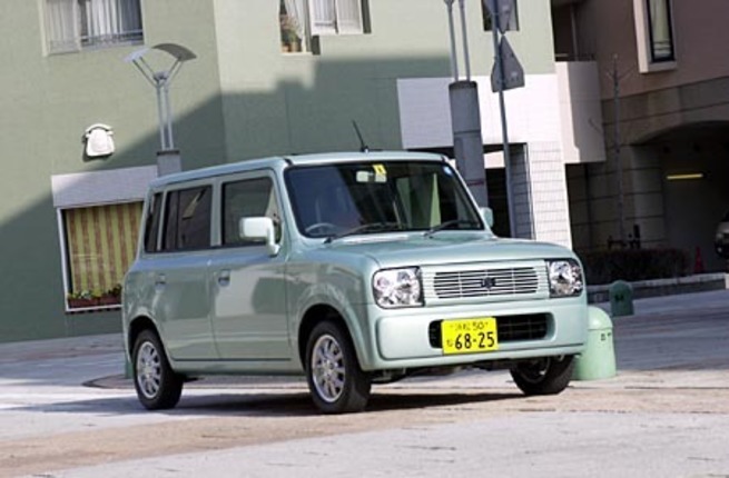 【スペック】全長×全幅×全高=3395×1475×1505mm/ホイールベース=2360mm/車重=780kg/駆動方式=FF/0.66リッター直3DOHC12バルブVVT(54ps/6500rpm、6.4kgm/3500rpm)/車両本体価格=106.8万円(テスト車=110.6万円/ブレーキアシスト付き4輪ABS(2.5万円)、マッドフラップ(1.3万円))