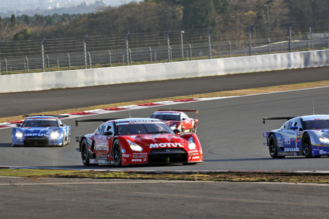 R32以降のGT-Rによる「GT-Rスペシャルバトル」でトップ争いをする、今季のGT500を戦ったR35GT-R。