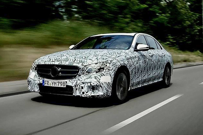 次期型「メルセデス・ベンツEクラス」。正式発表前とあって、カムフラージュ柄をまとっている。