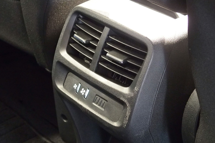 シトロエン・ベルランゴMAX BlueHDi(リアのエアコン吹き出し口)