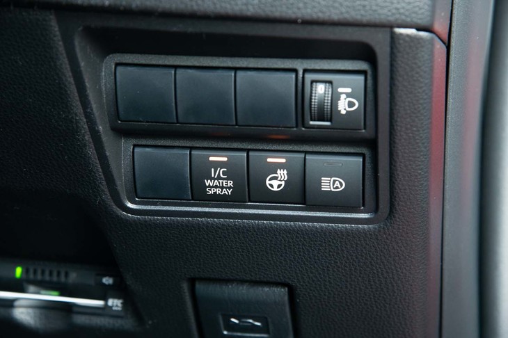 水冷インタークーラーのウオータースプレーは「RZ“ハイパフォーマンス”」専用。操作スイッチはステアリングポストの右下にレイアウトされる。