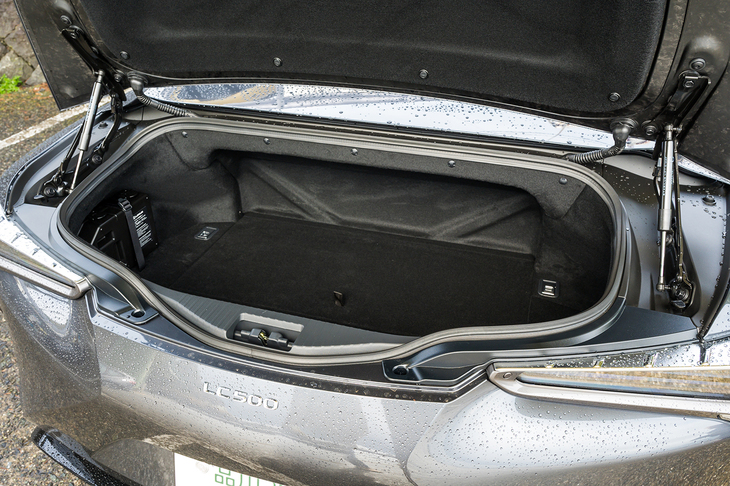 トランク容量は147リッター。決して広くはないが、オープントップ時でも容量が変わらないのは美点だ。