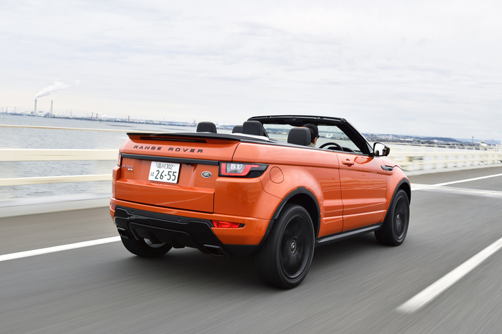 「レンジローバー イヴォーク コンバーチブル」の0-100km/h加速タイムは10.3秒。最高速度は195km/hと公表される。