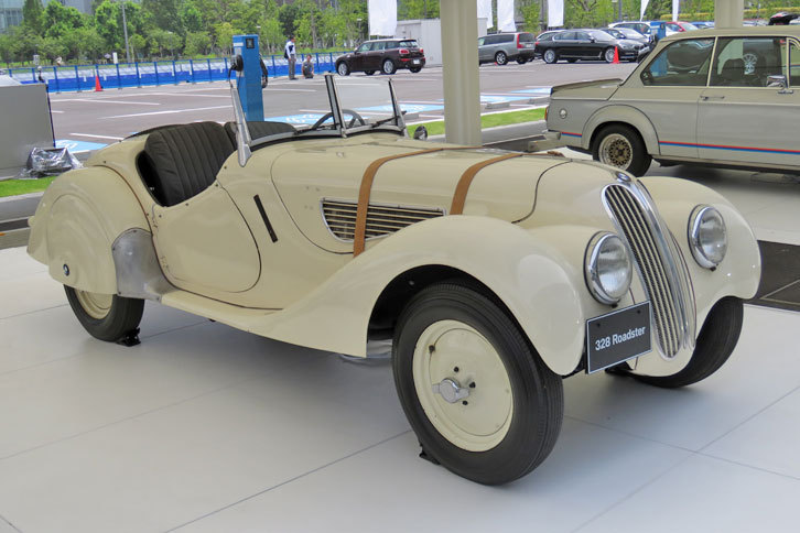 1938年「BMW 328ロードスター」
			第2次大戦前、世界で最も優れた2リッタークラスの2座スポーツカーとして高く評価された「BMW 328」の「ロードスター」版。