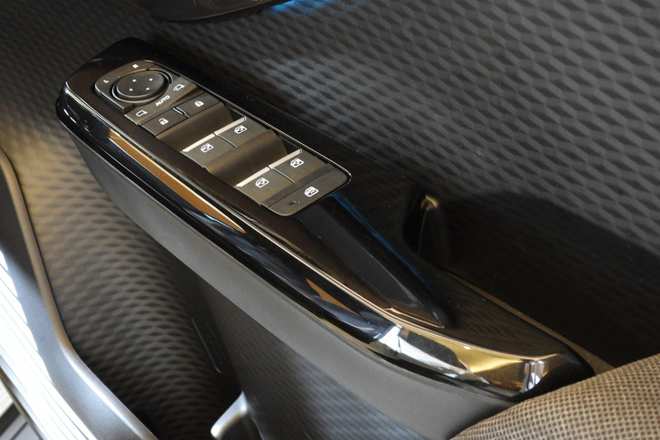 スズキeビターラZ(フロントドアコンソール)